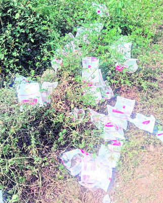 కంప చెట్లలో ప్రభుత్వ చక్కెర ఖాళీ ప్యాకెట్లు 1