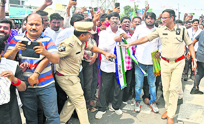 Police are blocking activists and leaders at Gopalapatnam.4