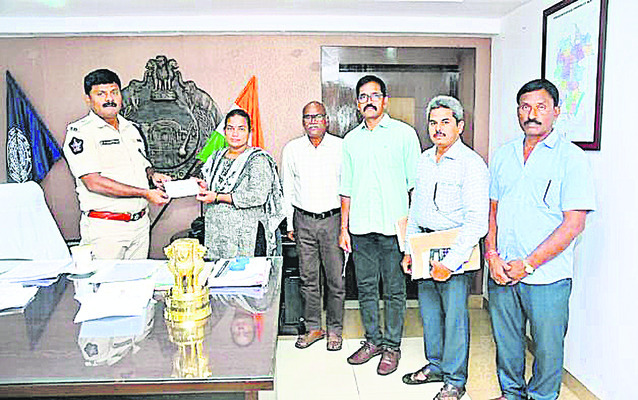 మృతి చెందిన పోలీసు కుటుంబానికి ‘చేయూత‘1