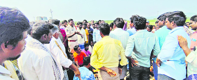 రోడ్డు ప్రమాదంలో యువకుడు మృతి 1