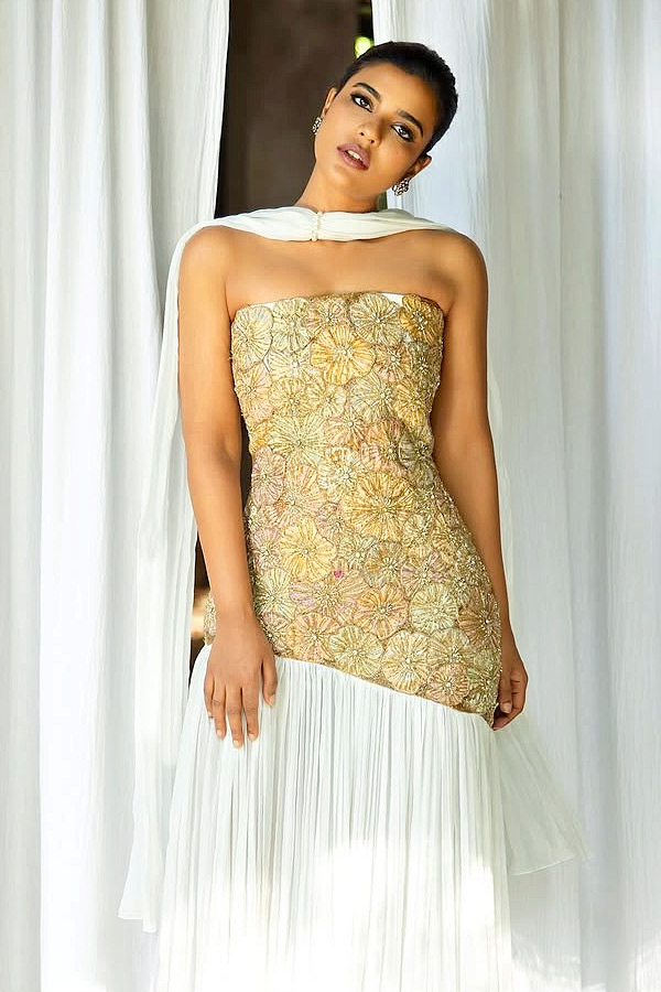 Actress Aishwarya Rajesh Looks Stunning in Latest Photoshoot7
