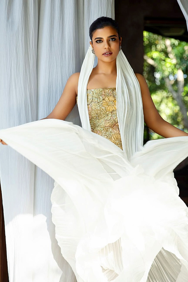 Actress Aishwarya Rajesh Looks Stunning in Latest Photoshoot9
