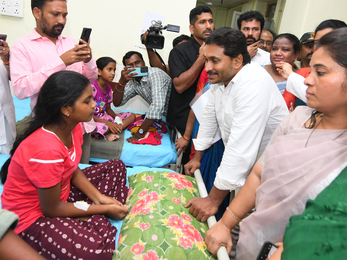 YS Jagan Interaction with Kurupam Gurukulam Victims Photos1