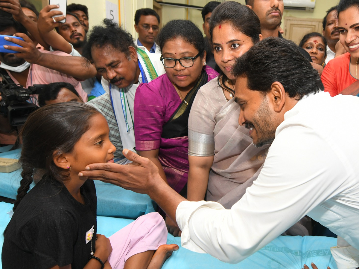 YS Jagan Interaction with Kurupam Gurukulam Victims Photos10
