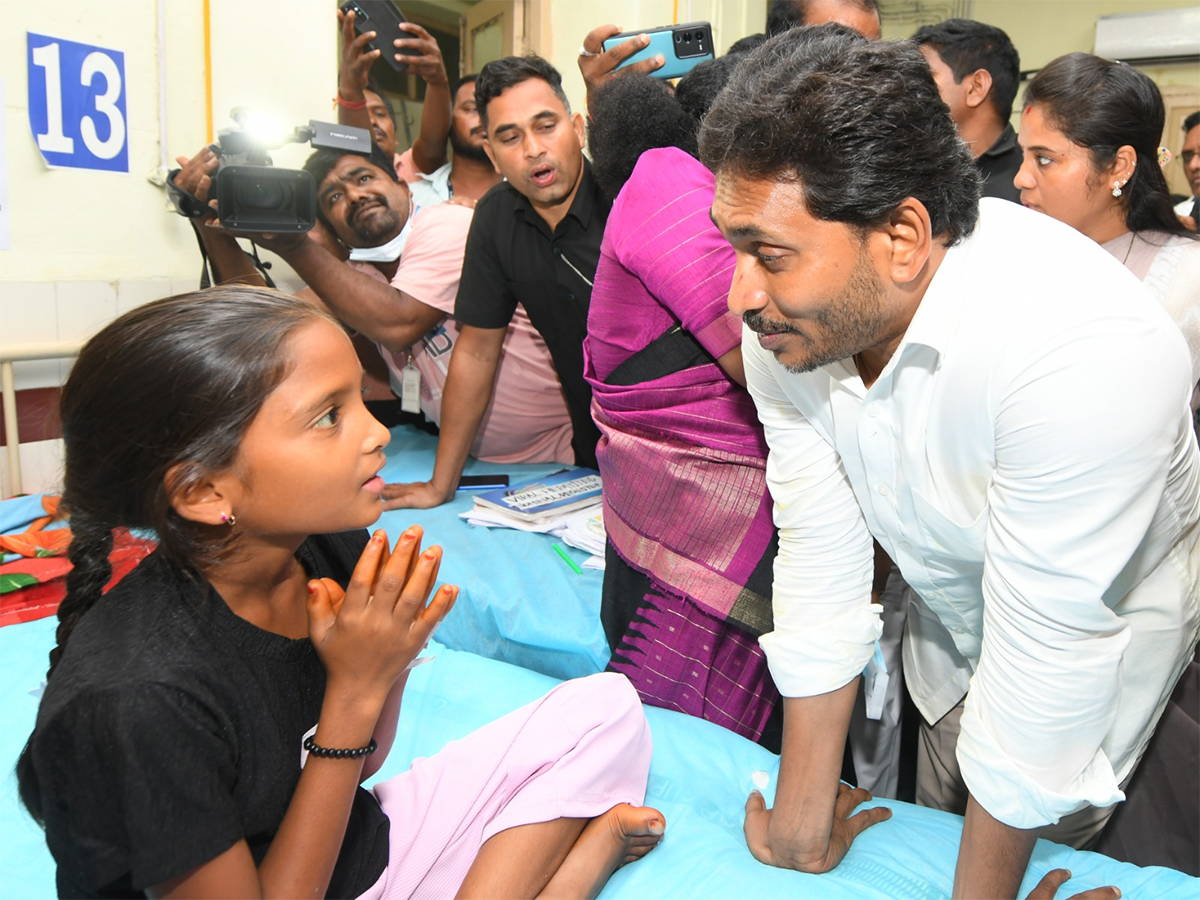 YS Jagan Interaction with Kurupam Gurukulam Victims Photos11