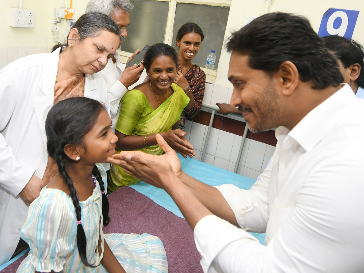 YS Jagan Interaction with Kurupam Gurukulam Victims Photos12