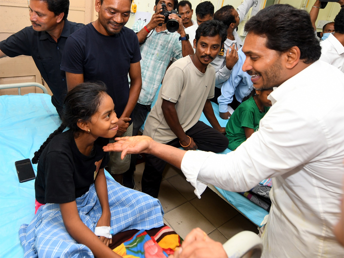 YS Jagan Interaction with Kurupam Gurukulam Victims Photos2