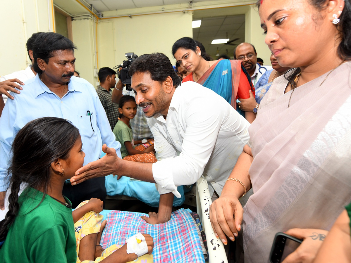 YS Jagan Interaction with Kurupam Gurukulam Victims Photos3