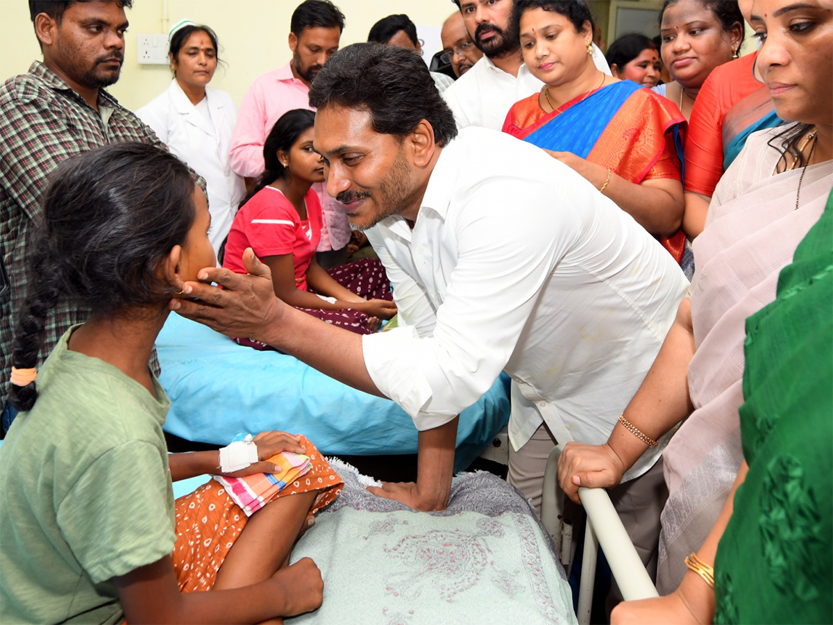 YS Jagan Interaction with Kurupam Gurukulam Victims Photos4