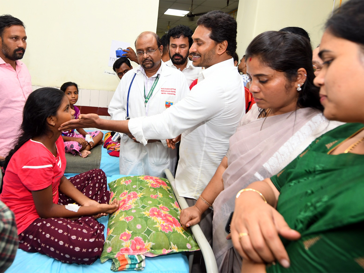 YS Jagan Interaction with Kurupam Gurukulam Victims Photos5