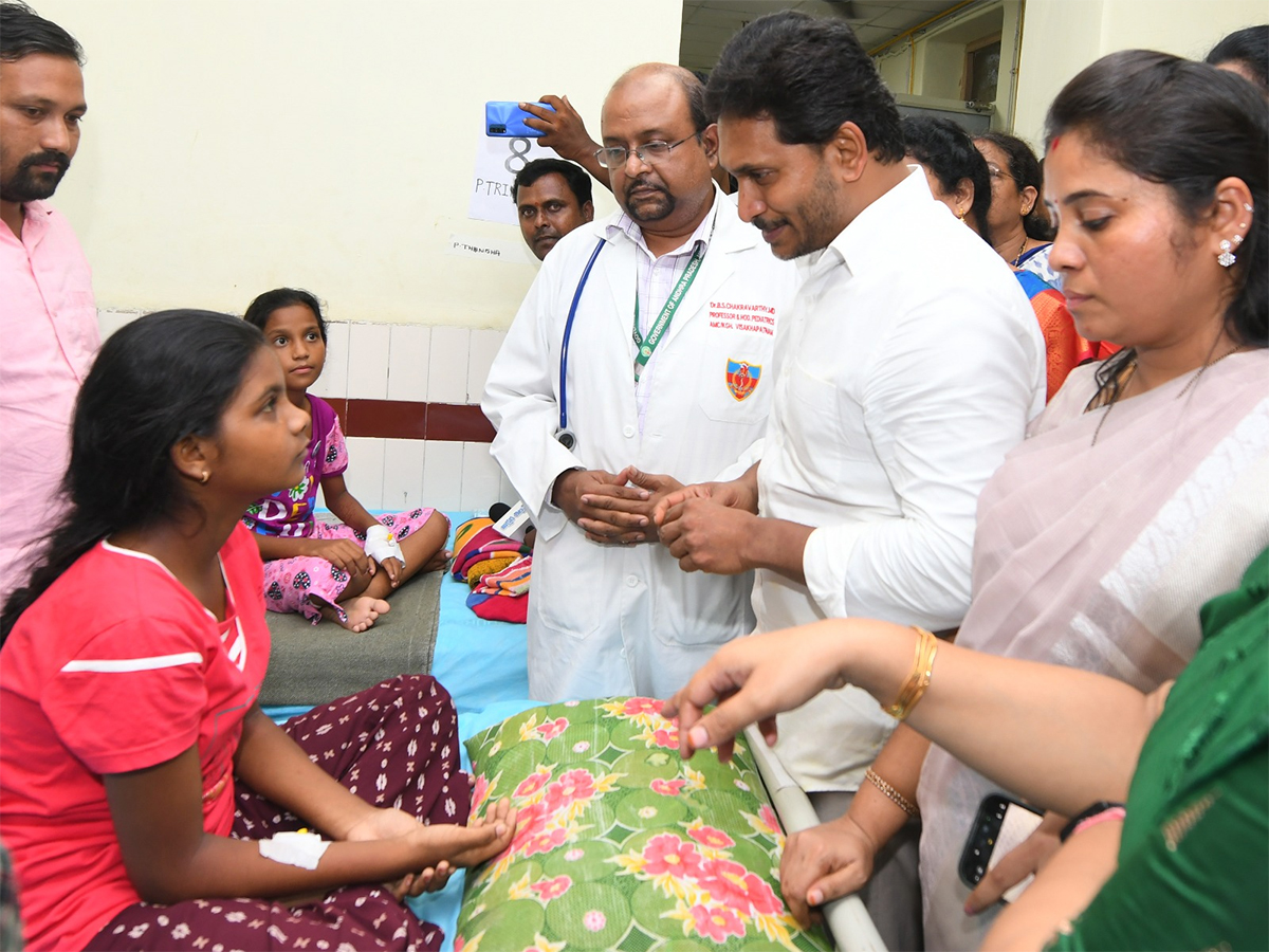 YS Jagan Interaction with Kurupam Gurukulam Victims Photos6