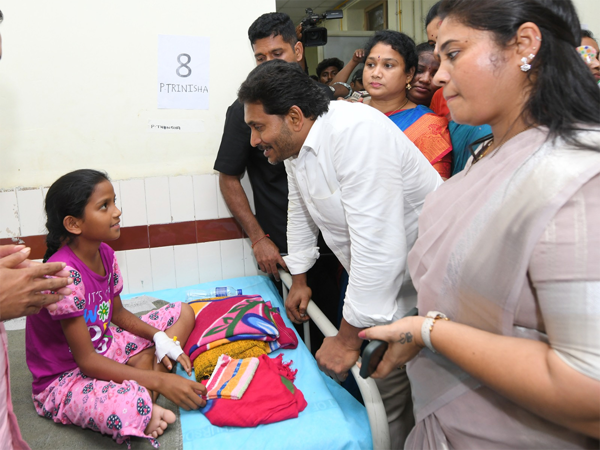 YS Jagan Interaction with Kurupam Gurukulam Victims Photos7
