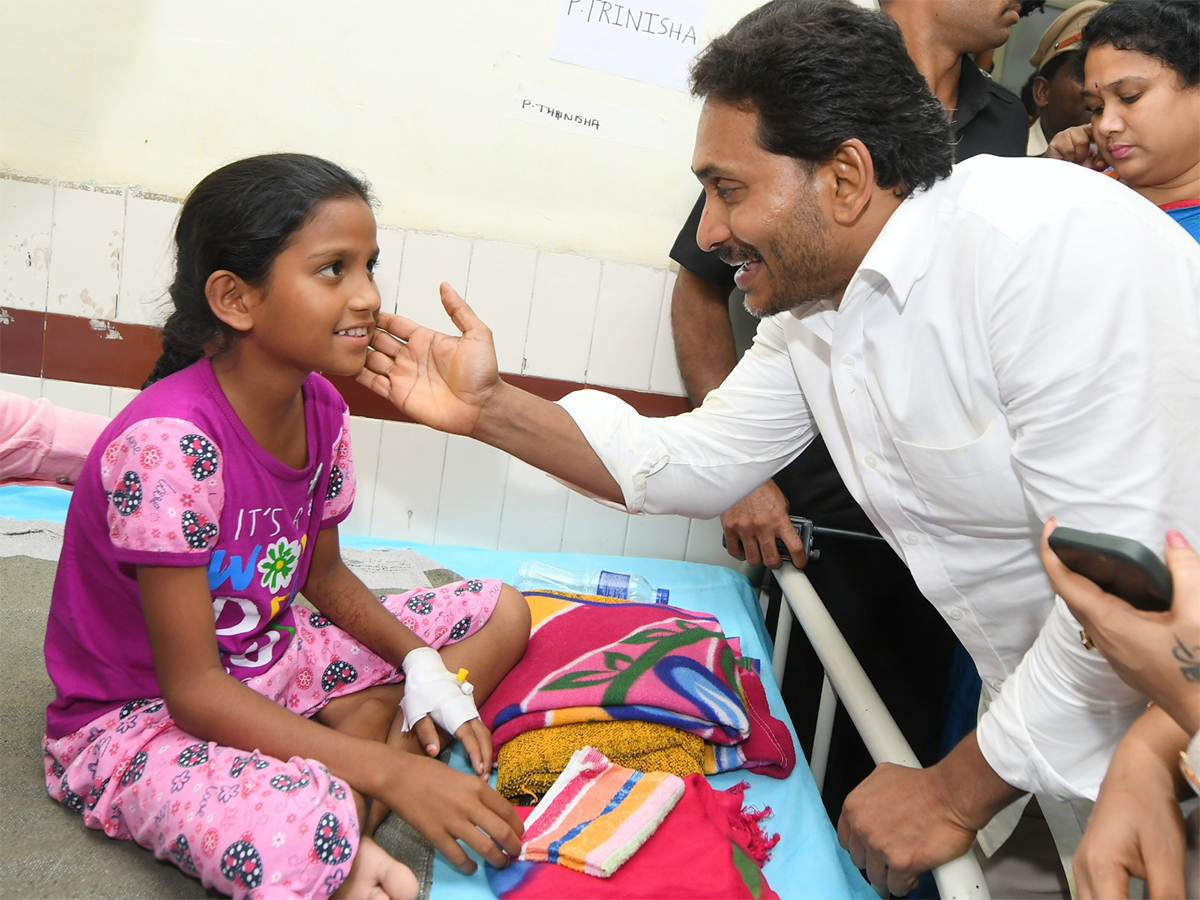 YS Jagan Interaction with Kurupam Gurukulam Victims Photos8