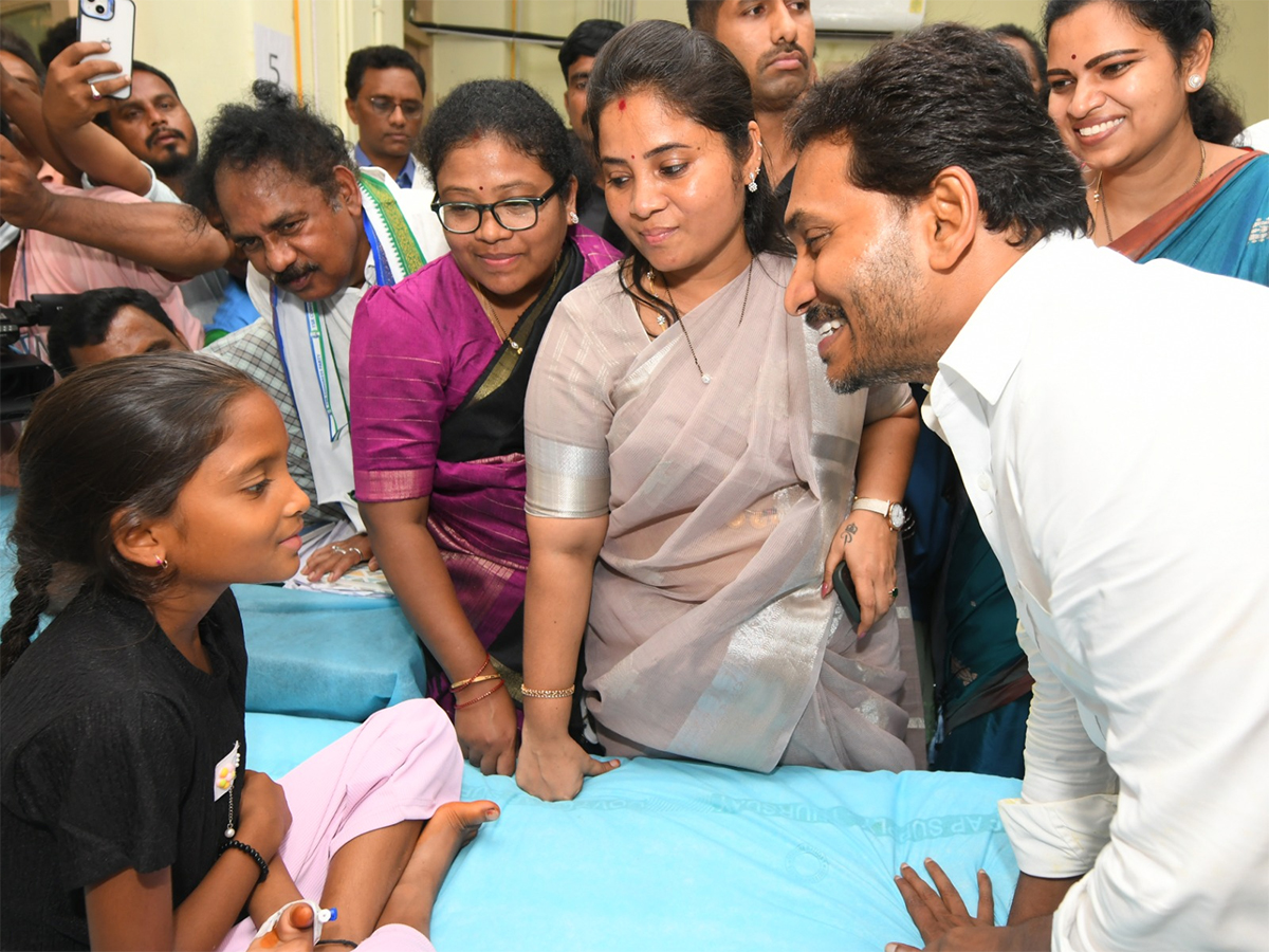 YS Jagan Interaction with Kurupam Gurukulam Victims Photos9