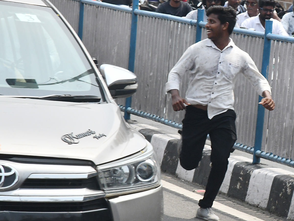 YS Jagan Mass Craze At Narsipatnam Road Show Photos10