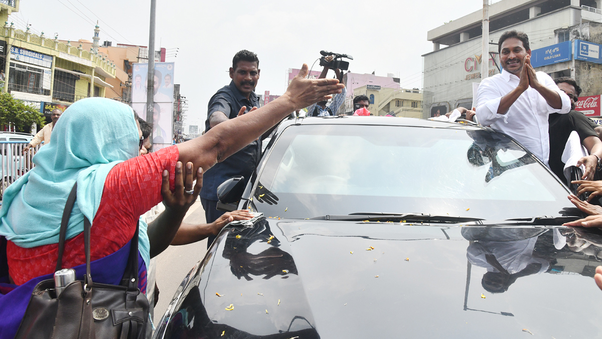 YS Jagan Mass Craze At Narsipatnam Road Show Photos12