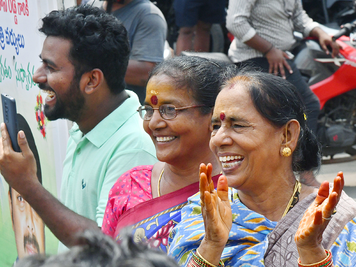YS Jagan Mass Craze At Narsipatnam Road Show Photos15