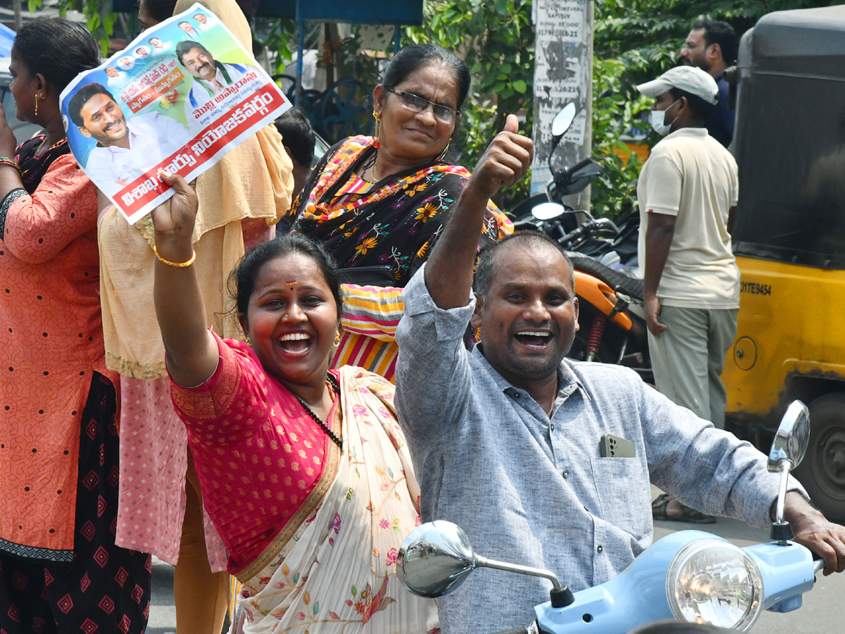 YS Jagan Mass Craze At Narsipatnam Road Show Photos16