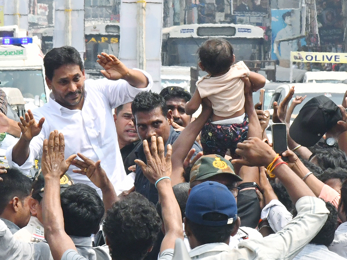 YS Jagan Mass Craze At Narsipatnam Road Show Photos17
