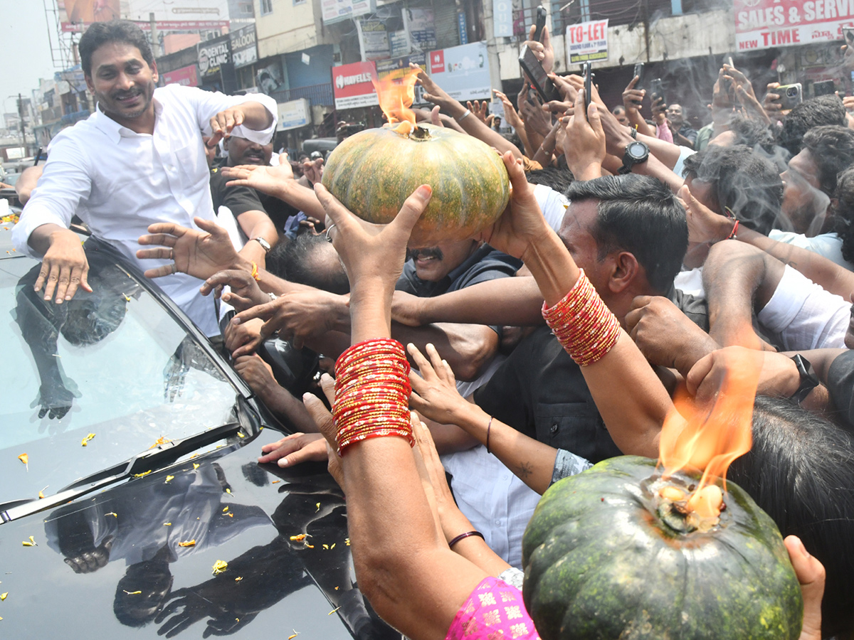 YS Jagan Mass Craze At Narsipatnam Road Show Photos18