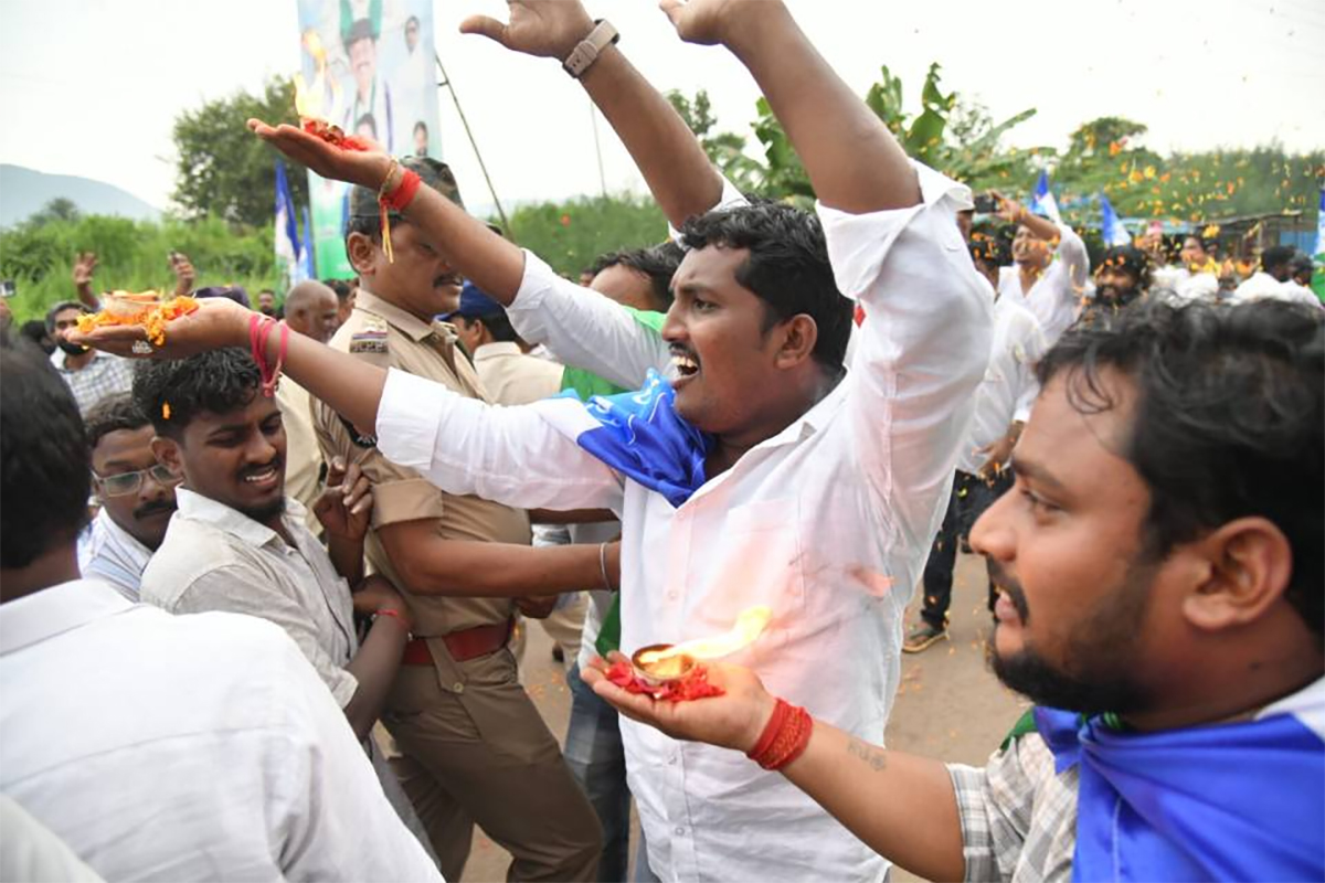 YS Jagan Mass Craze At Narsipatnam Road Show Photos2