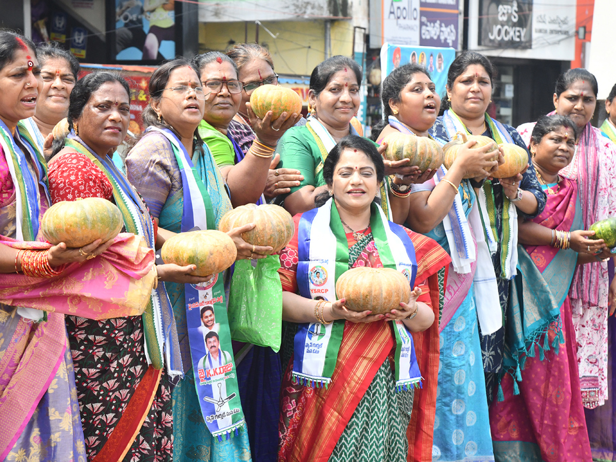 YS Jagan Mass Craze At Narsipatnam Road Show Photos20
