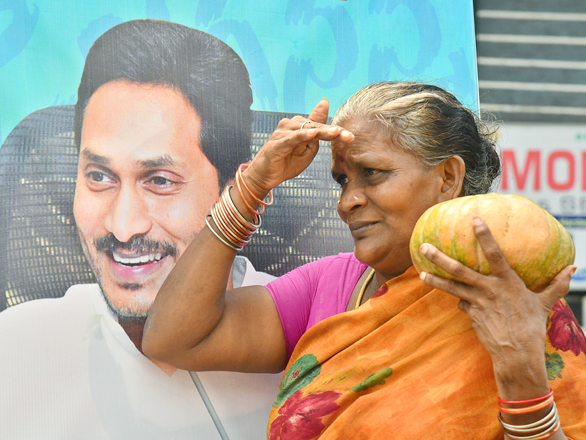 YS Jagan Mass Craze At Narsipatnam Road Show Photos21