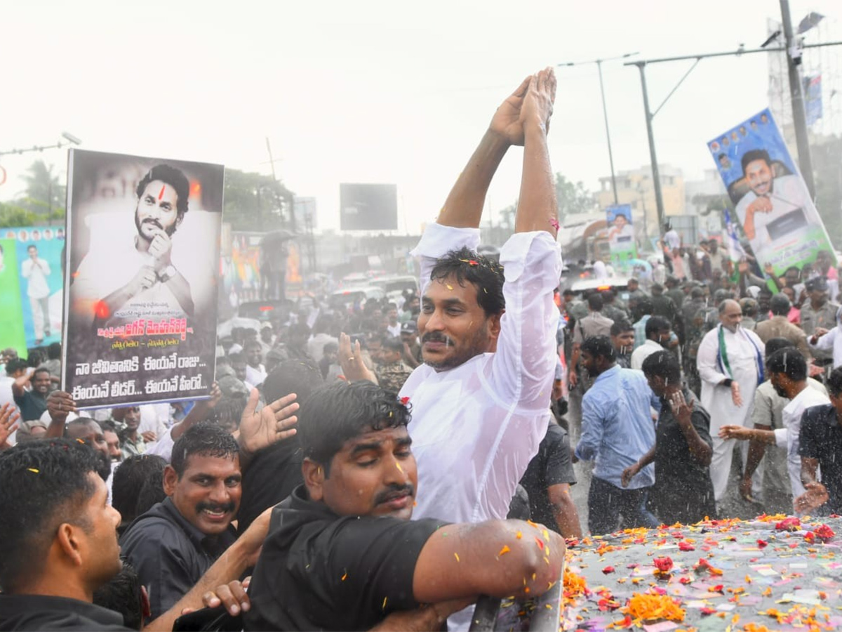 YS Jagan Mass Craze At Narsipatnam Road Show Photos22