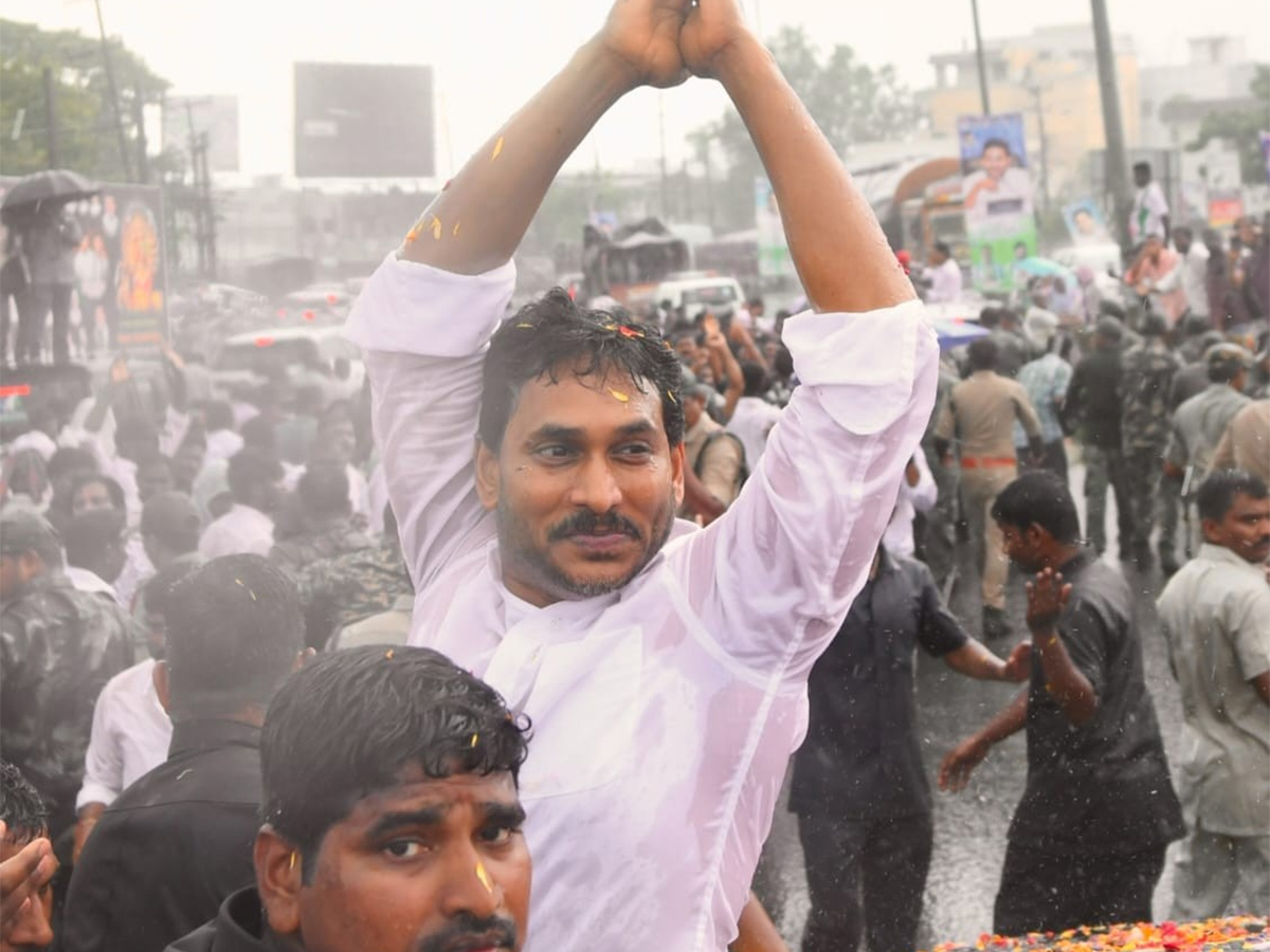 YS Jagan Mass Craze At Narsipatnam Road Show Photos23