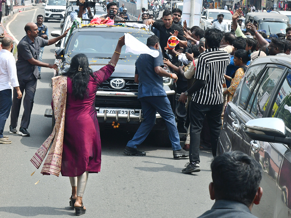 YS Jagan Mass Craze At Narsipatnam Road Show Photos24