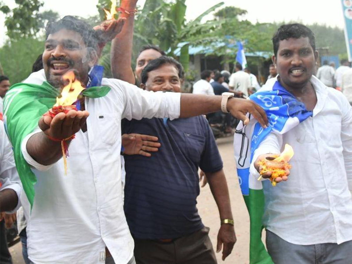 YS Jagan Mass Craze At Narsipatnam Road Show Photos3
