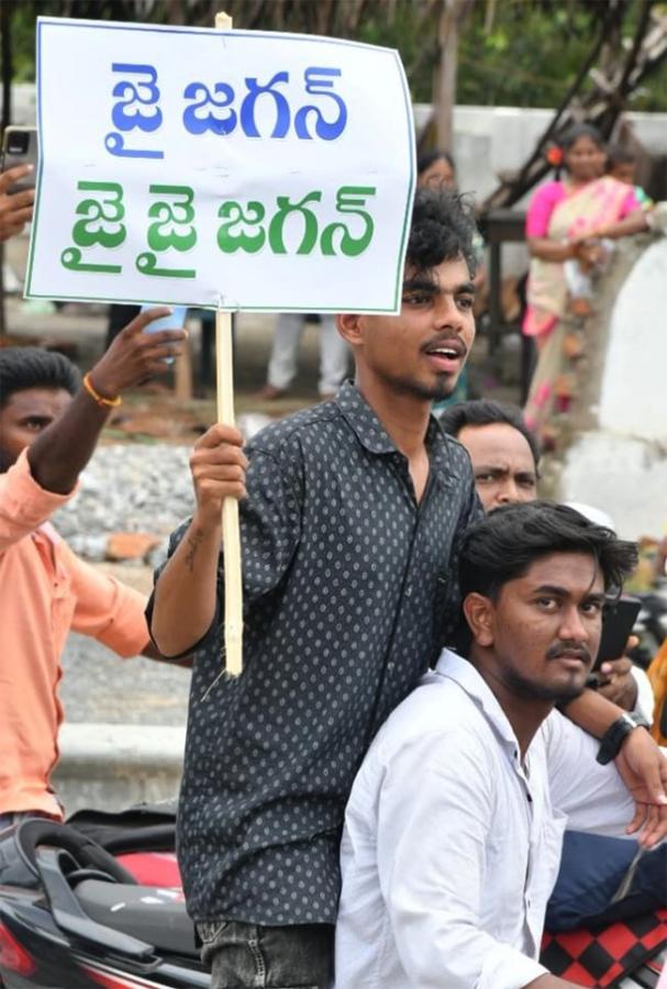 YS Jagan Mass Craze At Narsipatnam Road Show Photos5