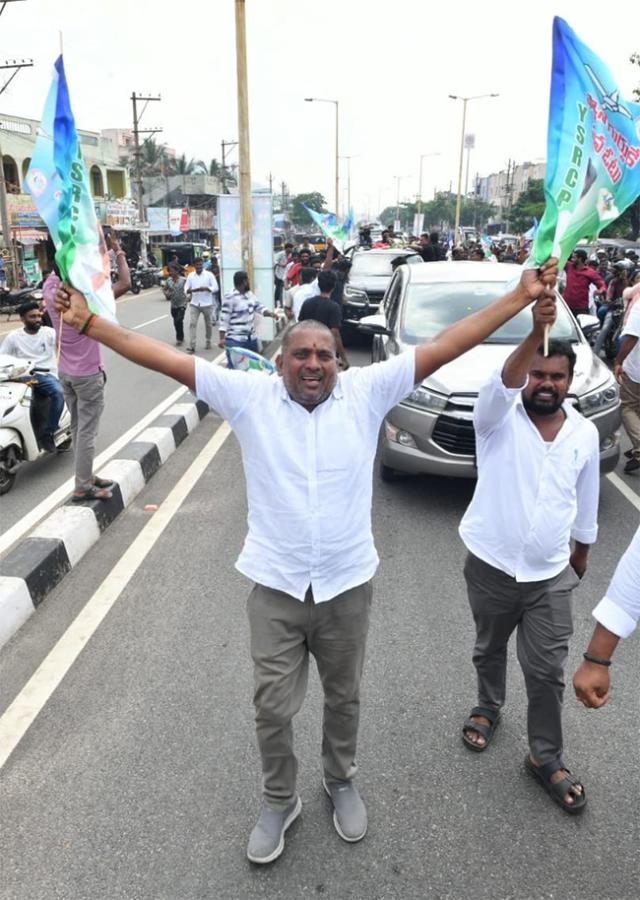 YS Jagan Mass Craze At Narsipatnam Road Show Photos7