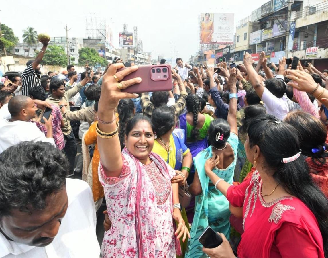 YS Jagan Mass Craze At Narsipatnam Road Show Photos8