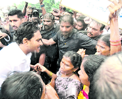 YS Jagan Mohan Reddy talking to women in the heavy rain1