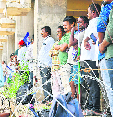 Police put up an iron fence to keep people away from the medical college2
