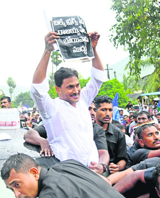 Displaying a placard saying No to Bulk Drugs6