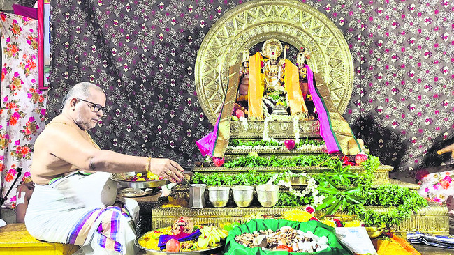 స్వర్ణకవచాలంకరణలో రామయ్య1