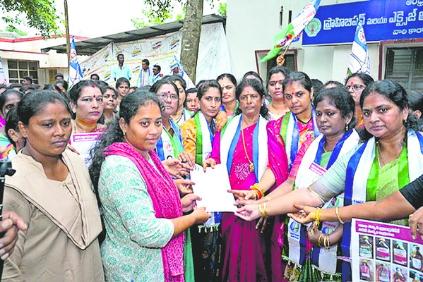 నకిలీ మద్యంపై మహిళల పోరు1