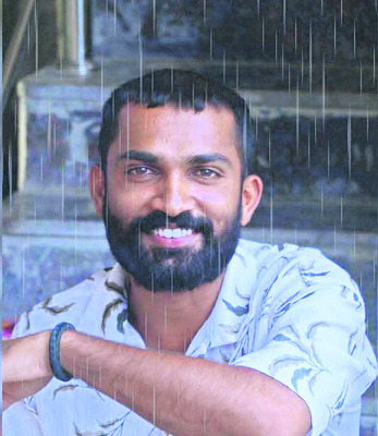 రోడ్డు దాటుతుండగా బైక్ను ఢీకొట్టిన లారీ1
