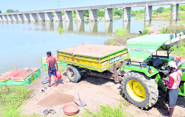 ‘స్వర్ణ’లో ఇసుక తోడేళ్లు1