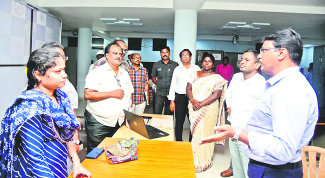 కలెక్టరేట్‌లో సమీకృత కమాండ్‌ కంట్రోల్‌ రూం 1