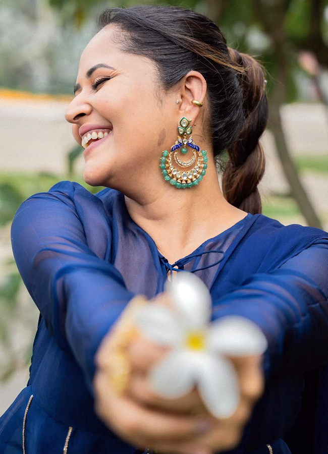 Anasuya looks like this amazing with flowers in the park (photos).2