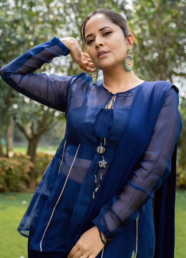 Anasuya looks like this amazing with flowers in the park (photos).11