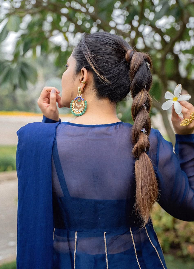 Anasuya looks like this amazing with flowers in the park (photos).12