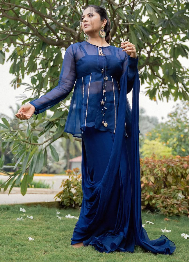 Anasuya looks like this amazing with flowers in the park (photos).13