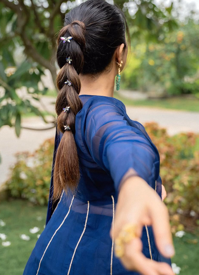 Anasuya looks like this amazing with flowers in the park (photos).15