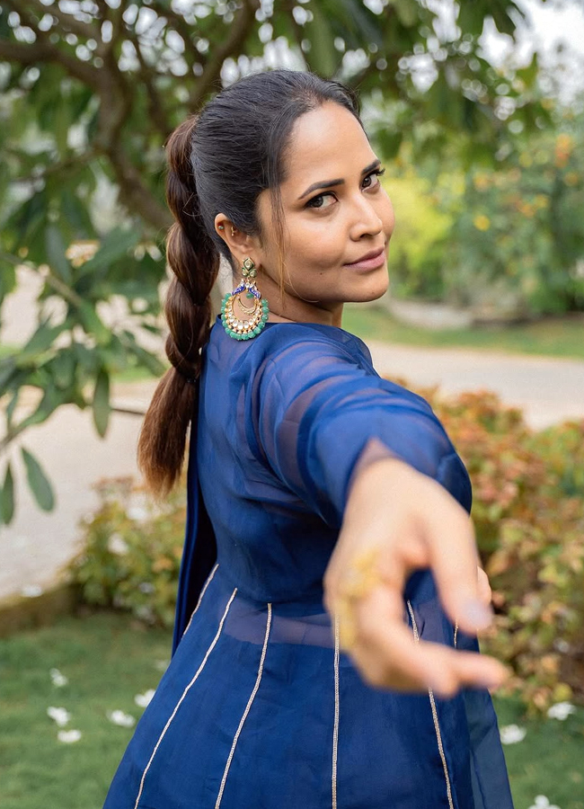 Anasuya looks like this amazing with flowers in the park (photos).16