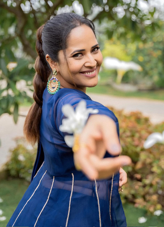 Anasuya looks like this amazing with flowers in the park (photos).17