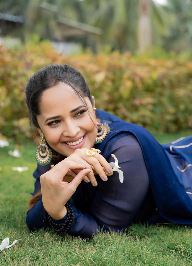 Anasuya looks like this amazing with flowers in the park (photos).3